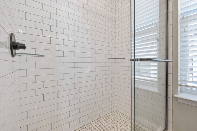 Building Photo - Luxury 3-Bedroom, 4-Bathroom House in Sout...