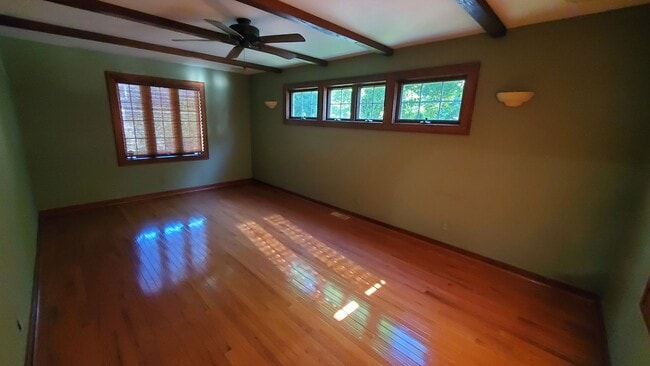 Building Photo - Large 4 bedroom Home for Rent