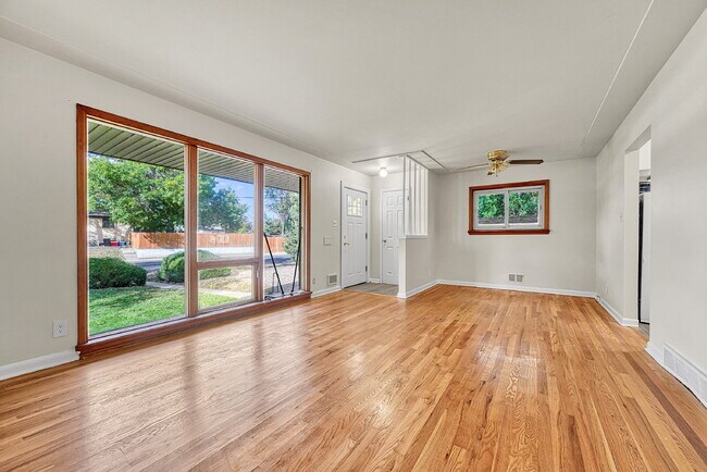 Building Photo - $2,595, 3-bed, 2-bath located in Denver.