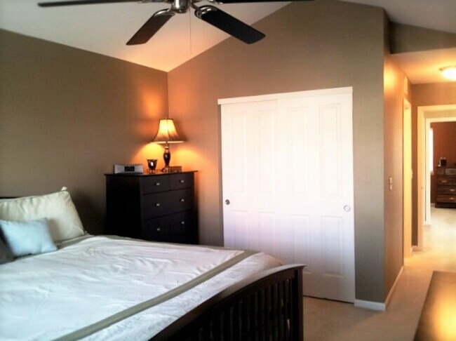 Building Photo - Lakemoor 2 Bedroom 2.5 Townhome Available!