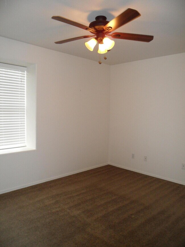 Building Photo - 687 S Sahuaro Dr