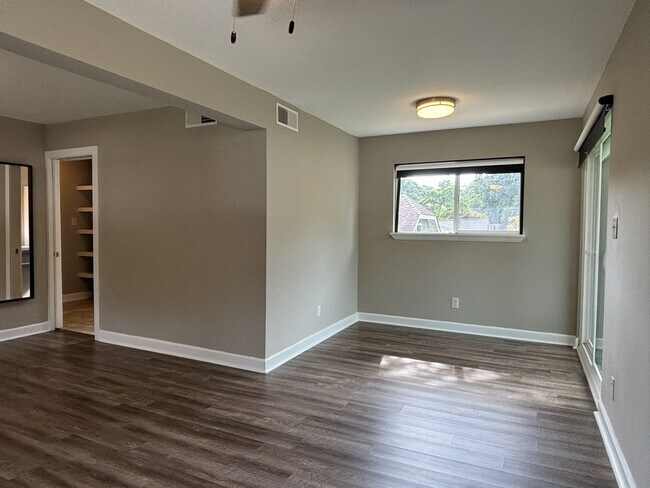 Building Photo - 1024 Kessler
