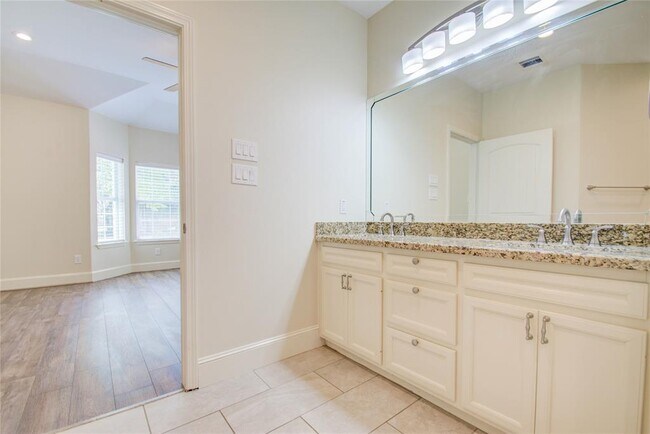 Building Photo - 10572 Twin Oak Dr