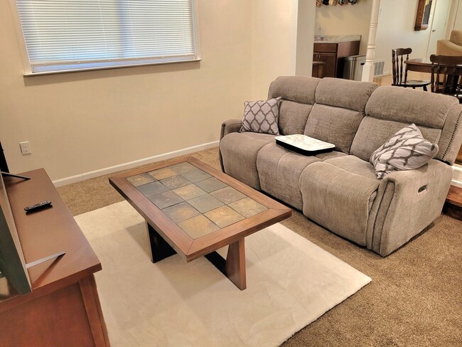 Building Photo - Gorgeous Fully Furnished 3 Bed/2 Bath Home...