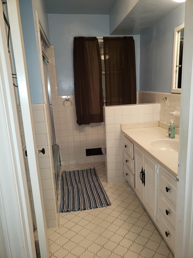 Building Photo - 5041 E Shore Dr
