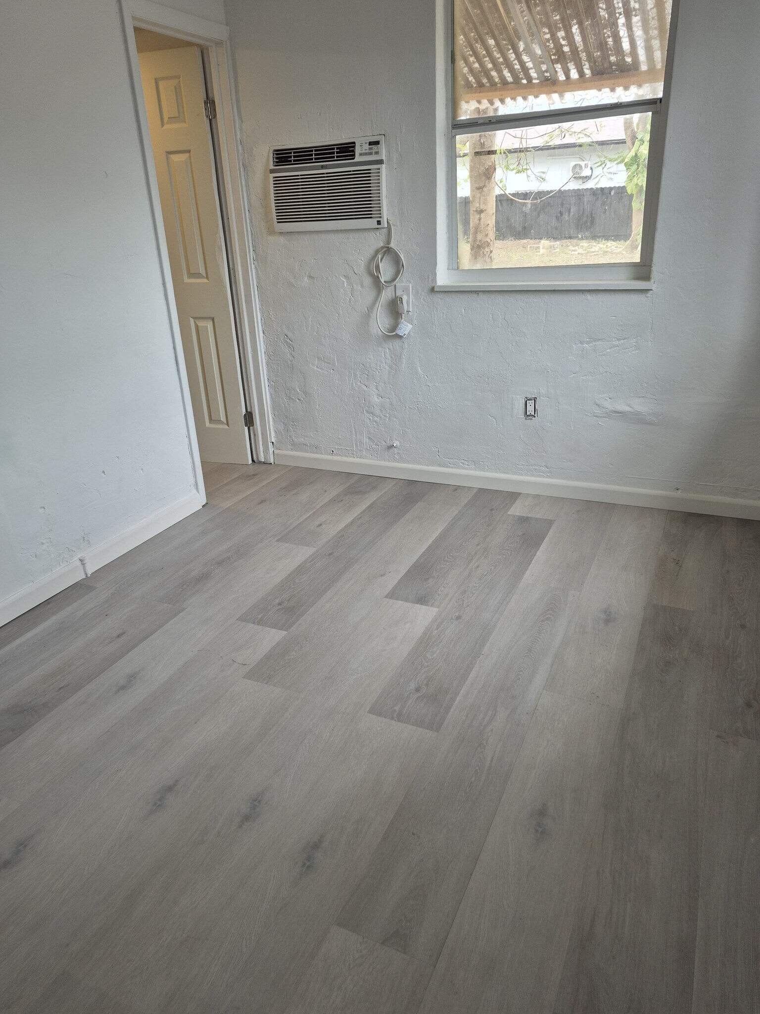 Building Photo - 628 SW Krome Ter