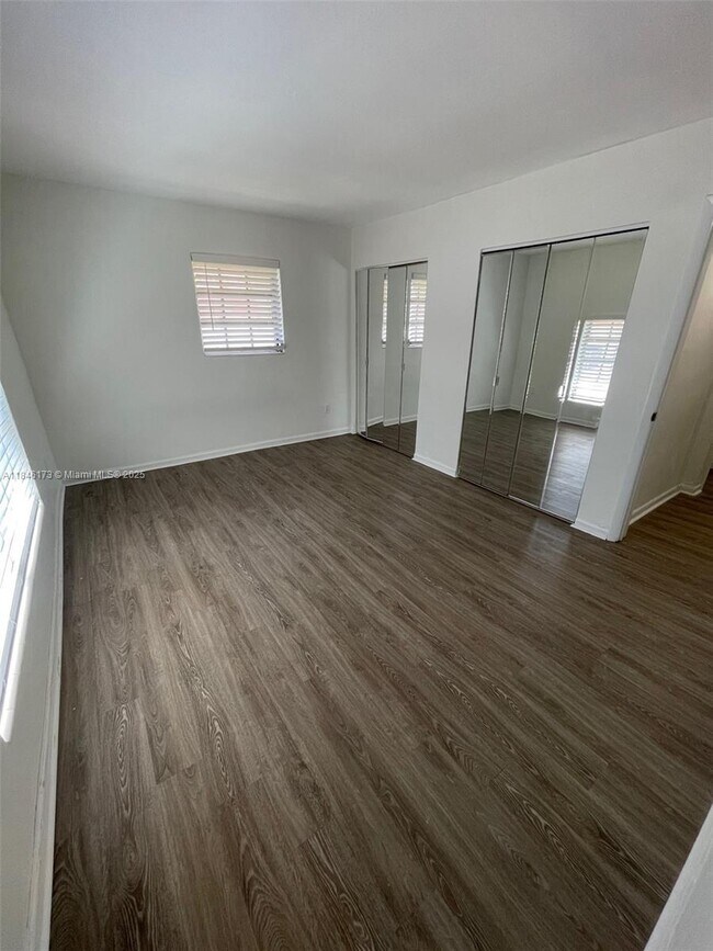 Building Photo - 10905 N Kendall Dr