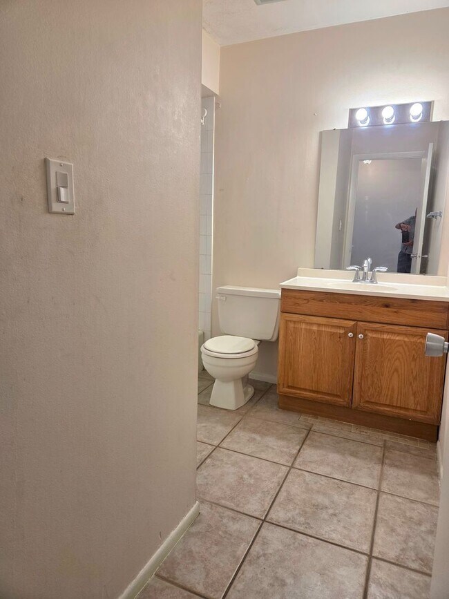 Building Photo - NEW PRICE / N Tamiami Trail / Townhouse