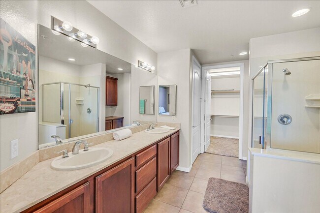 Building Photo - Partially Furnished 2 Bedroom 2 Bathroom Luxury Condo!