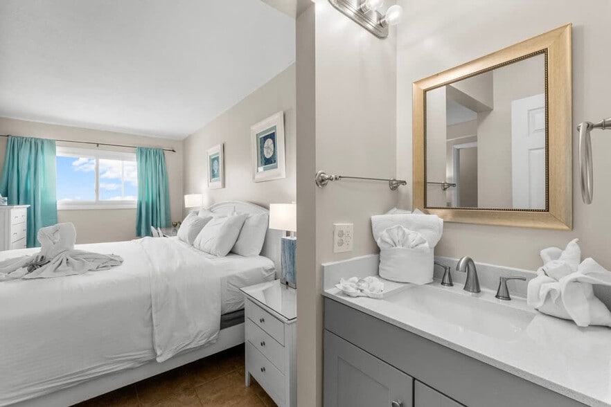 Building Photo - 8743 Thomas Dr