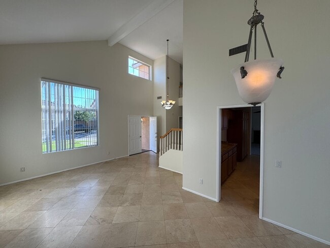 Building Photo - 4 bed 3 full bath house with 3 car garage in Corona for lease