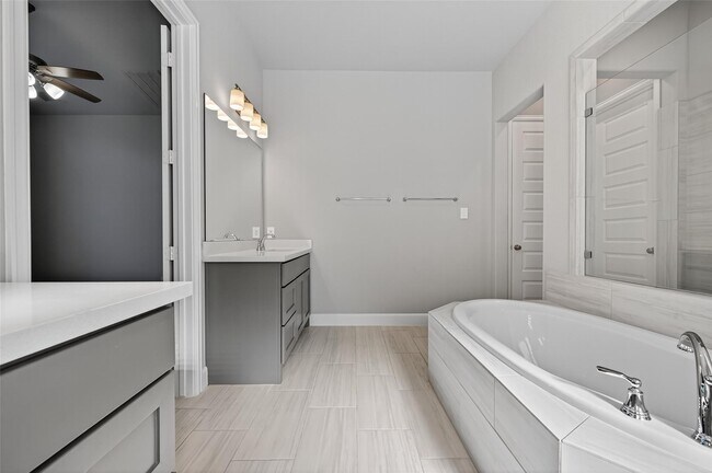 Building Photo - 15330 Legacy Pk Wy