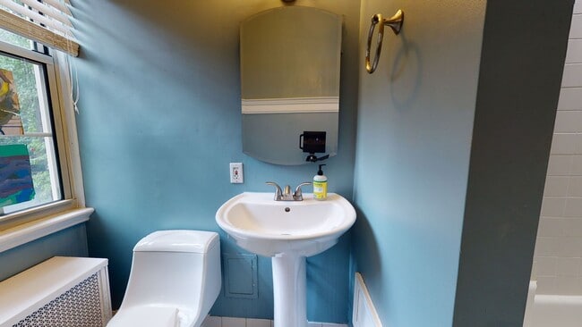 Building Photo - Bright & Sunny Large One Bedroom With Vaul...