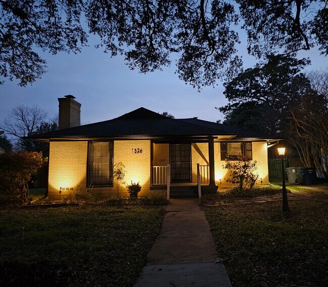 Building Photo - 1326 McAdams Ave