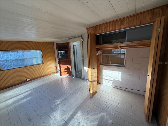 Building Photo - 15573 Bedford Cir E