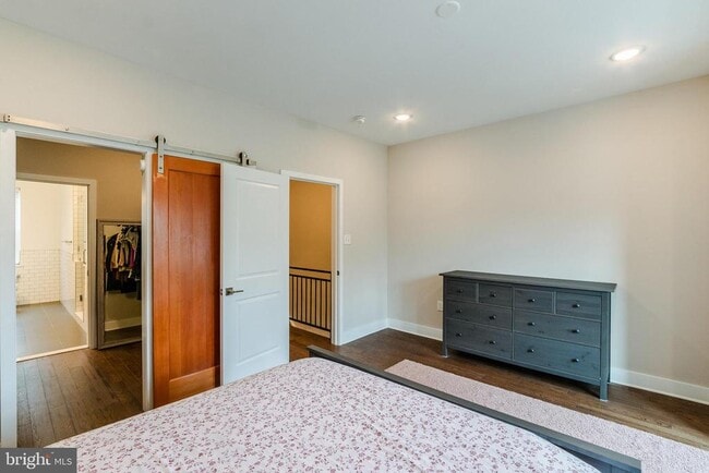 Building Photo - 4841 Larchwood Ave