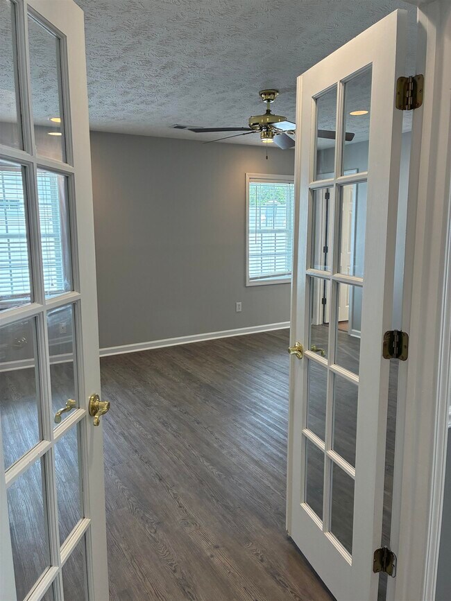 Building Photo - 9565 Sullivan Dr