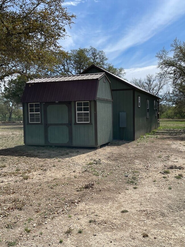 Building Photo - Hill Country Retreat on Acreage in Bandera