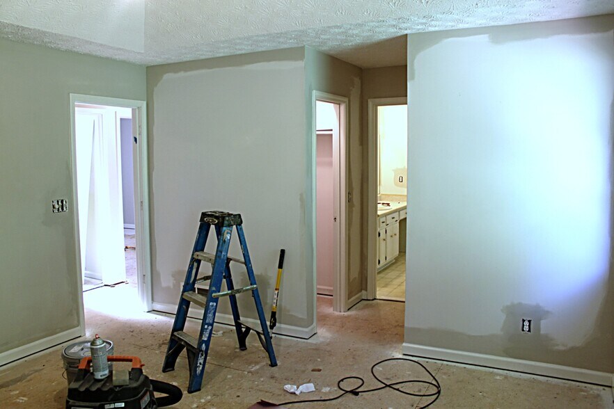 Master Bedroom has two walk in closets and large Bathroom with walk in shower and garden tub. - 1095 Mountain Springs Dr NW