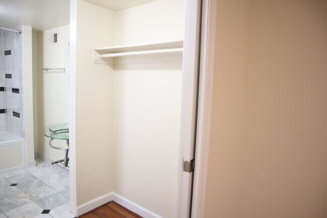 Building Photo - (Townhouse for Rent ) Simply Beautiful