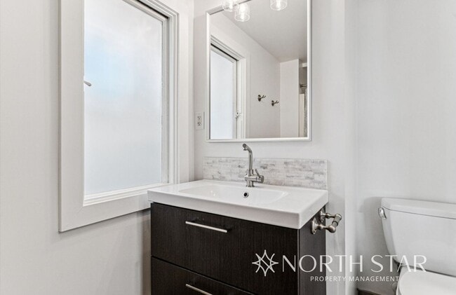 Building Photo - Newly renovated stunning lakefront home.