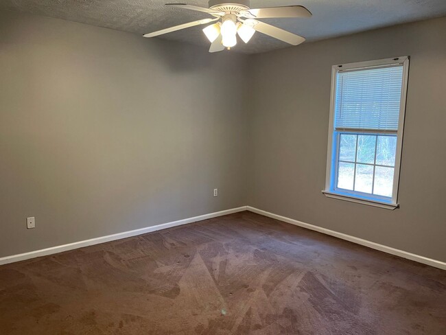 Building Photo - 2bd/2ba with an oversized single car garage