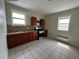 Building Photo - 454 4th Ave W