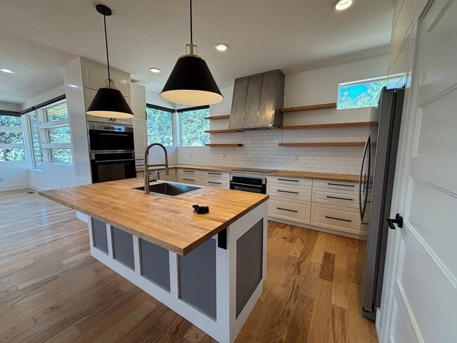Building Photo - Stunning 4 Bed/3.5 Bath on 4.39 Acre Lot-7...
