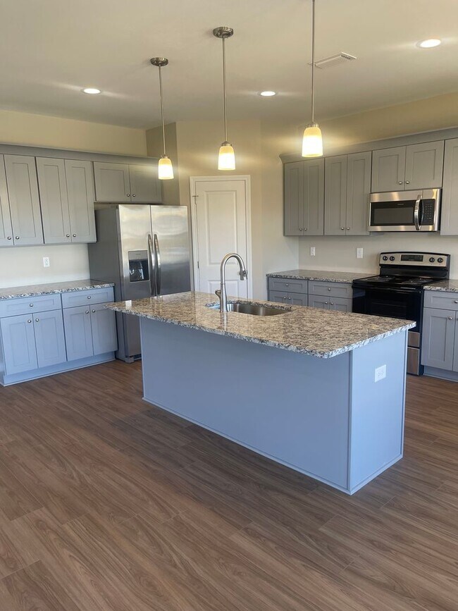 Building Photo - Beautiful Home $2,200/ Month - Home of You...