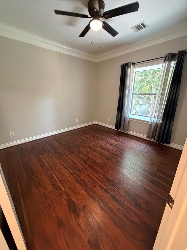 Building Photo - 1523 Glen Oaks Dr