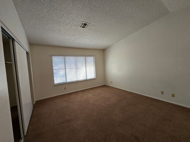 Building Photo - An Amazing Henderson 3 Bedroom Townhome!!