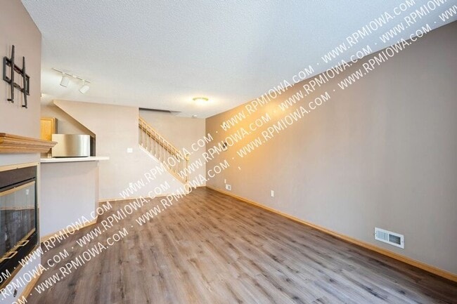 Building Photo - 1321 SE Delaware Ave