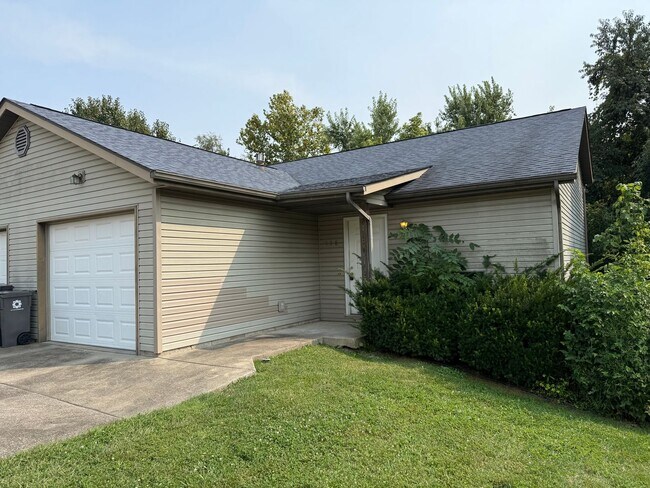 Primary Photo - 3 bedroom, 2 bathroom duplex on Bloomingto...