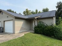 Building Photo - 3 bedroom, 2 bathroom duplex on Bloomingto...
