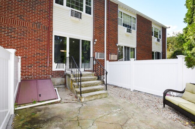 Building Photo - 41 Foundry St