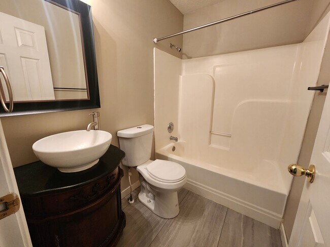 Building Photo - Updated 3 bedroom