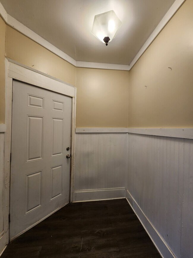 Building Photo - 603 Leclaire St