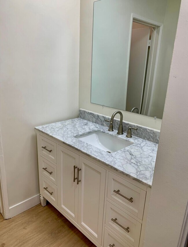 Building Photo - Spacious 3 bedroom unit located in Canoga Park! MOVE IN READY