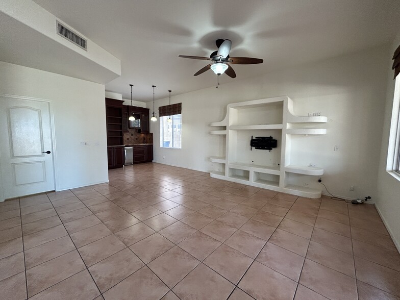 Building Photo - 9885 S La Rosa Dr