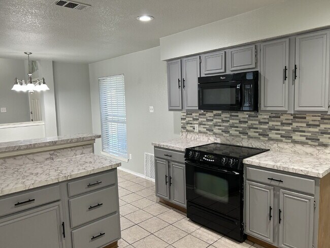 Building Photo - $2095 North Fort Worth! FRESH RENOVATIONS,...