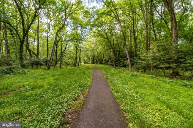 Building Photo - 2235 Abbotsford Dr