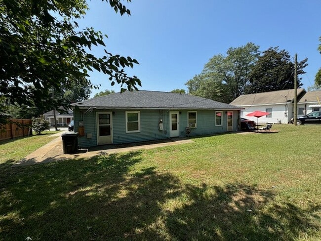 Building Photo - Tri-Plex - in Downtown Greer - 1 bedroom, ...