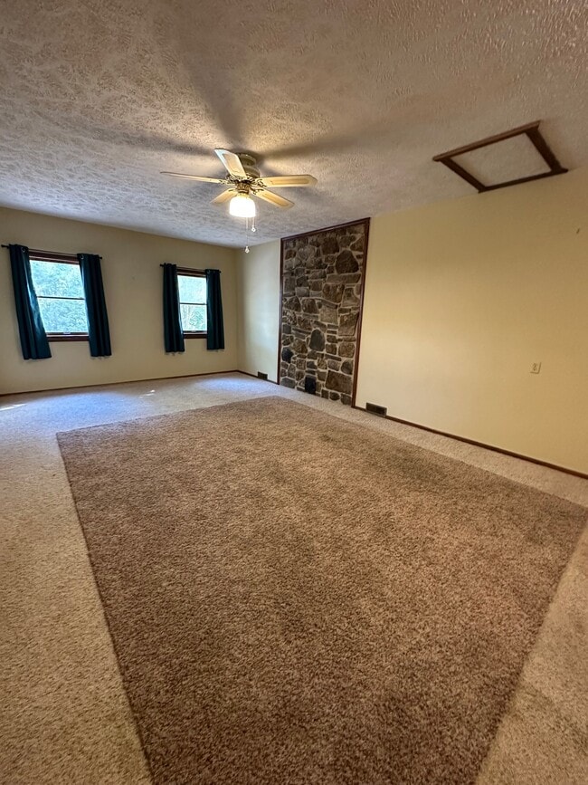 Building Photo - 905 Honeysuckle Ave