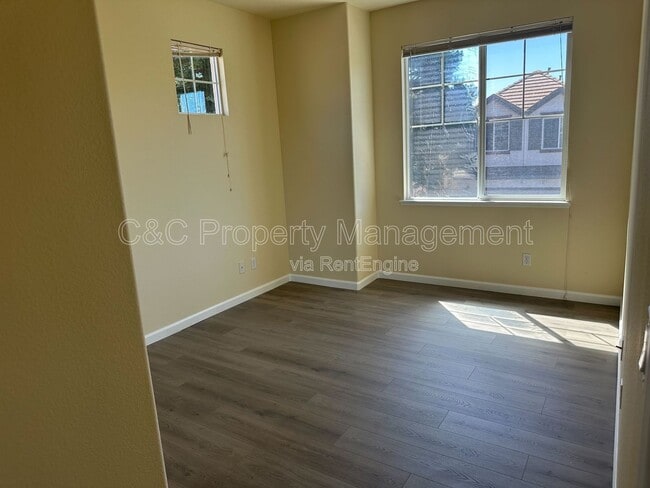 Building Photo - 28 Foxglove Ct