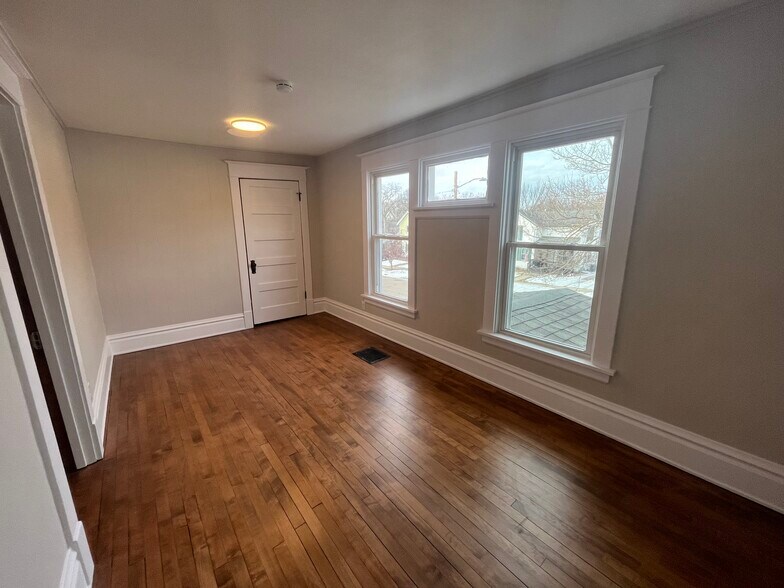 Building Photo - 122 Leffert St