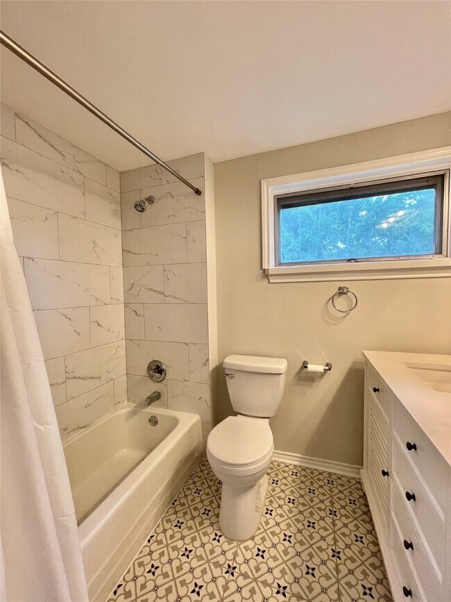 Building Photo - 1112 Southampton Dr