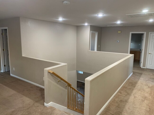 Building Photo - 5BD 3.5 BTH Two Story Home Available in Lo...