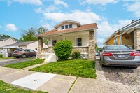 Building Photo - Remodeled 2 bedroom with off street parkin...