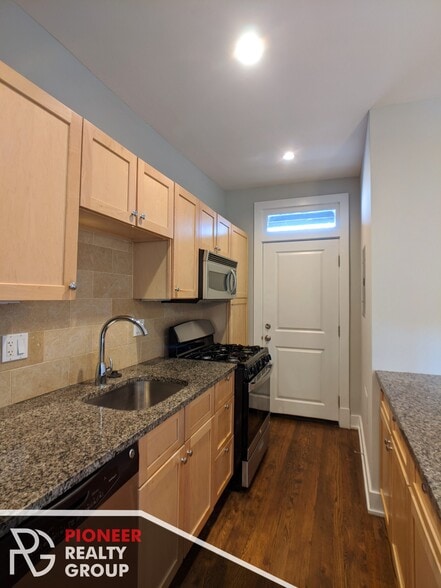 Building Photo - 736 W Addison St