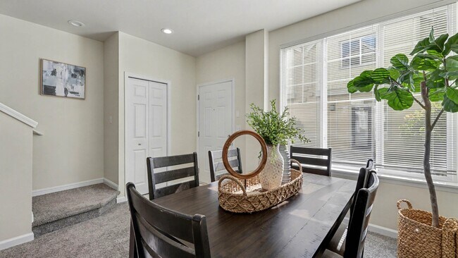 Building Photo - Updated Kirkland Townhome in Lochshire Condominiums with Premium Amenities- Available NOW